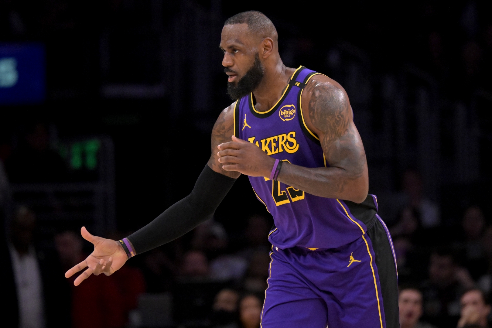 开云体育-赛地聚焦：NBA常规赛关键时刻热度飙升；迈阿密热火篮板制胜；话题不断；训练强度明显提升的简单介绍-开云体育